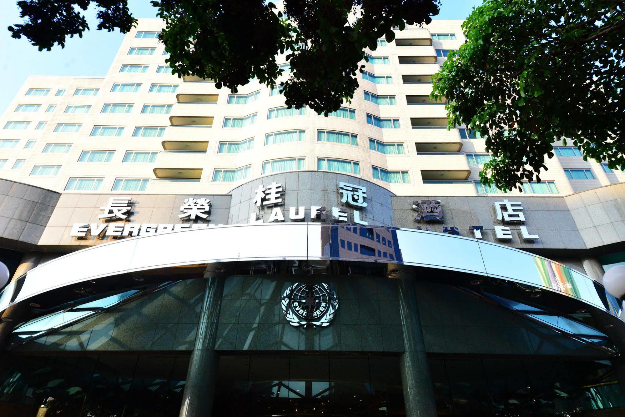 Evergreen Laurel Hotel - Taichung Exteriör bild The photo shows the facade of a hotel building, prominently featuring the name "Evergreen Laurel Hotel" displayed in large, visible lettering. The structure is modern with multiple floors, and large windows that suggest a spacious interior. The entra